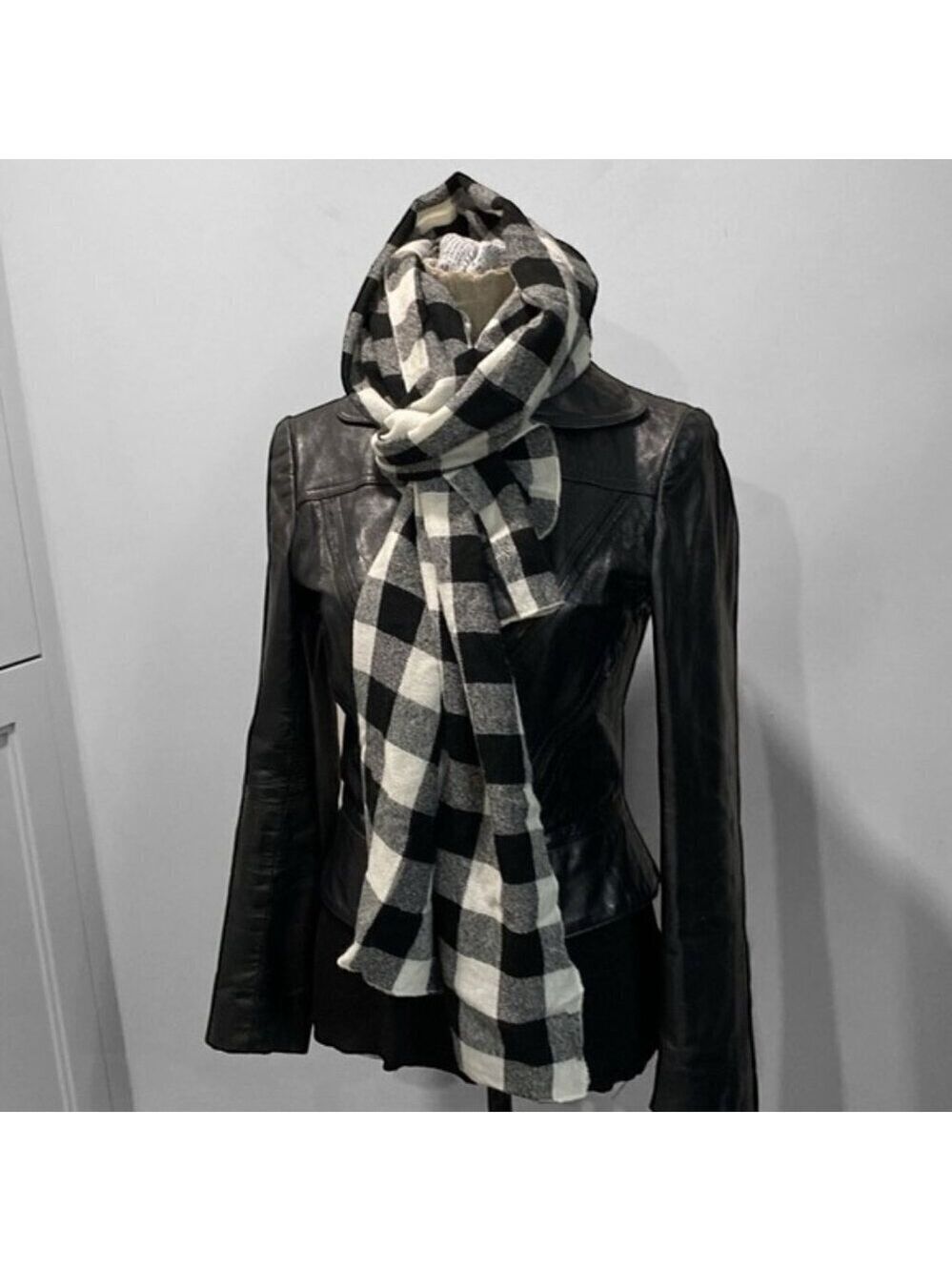 Uniqlo Black and White Plaid Scarf 76x29 Preppy Chic School Office Casual